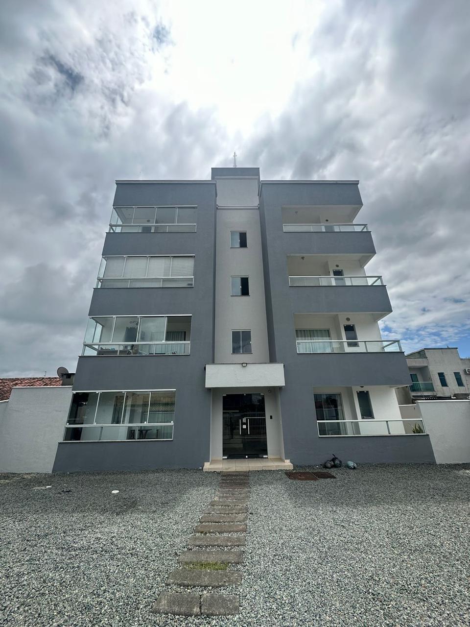 Apartamento semimobiliado a 850 m da praia — Gravatá, Navegantes