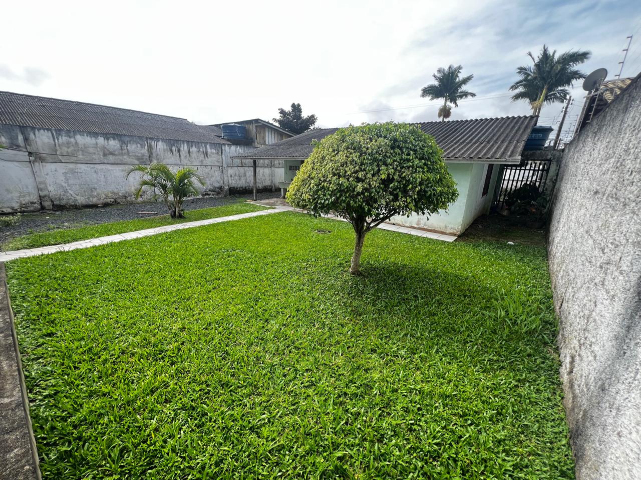 Terreno com casa simples em Meia Praia — Meia Praia, Navegantes
